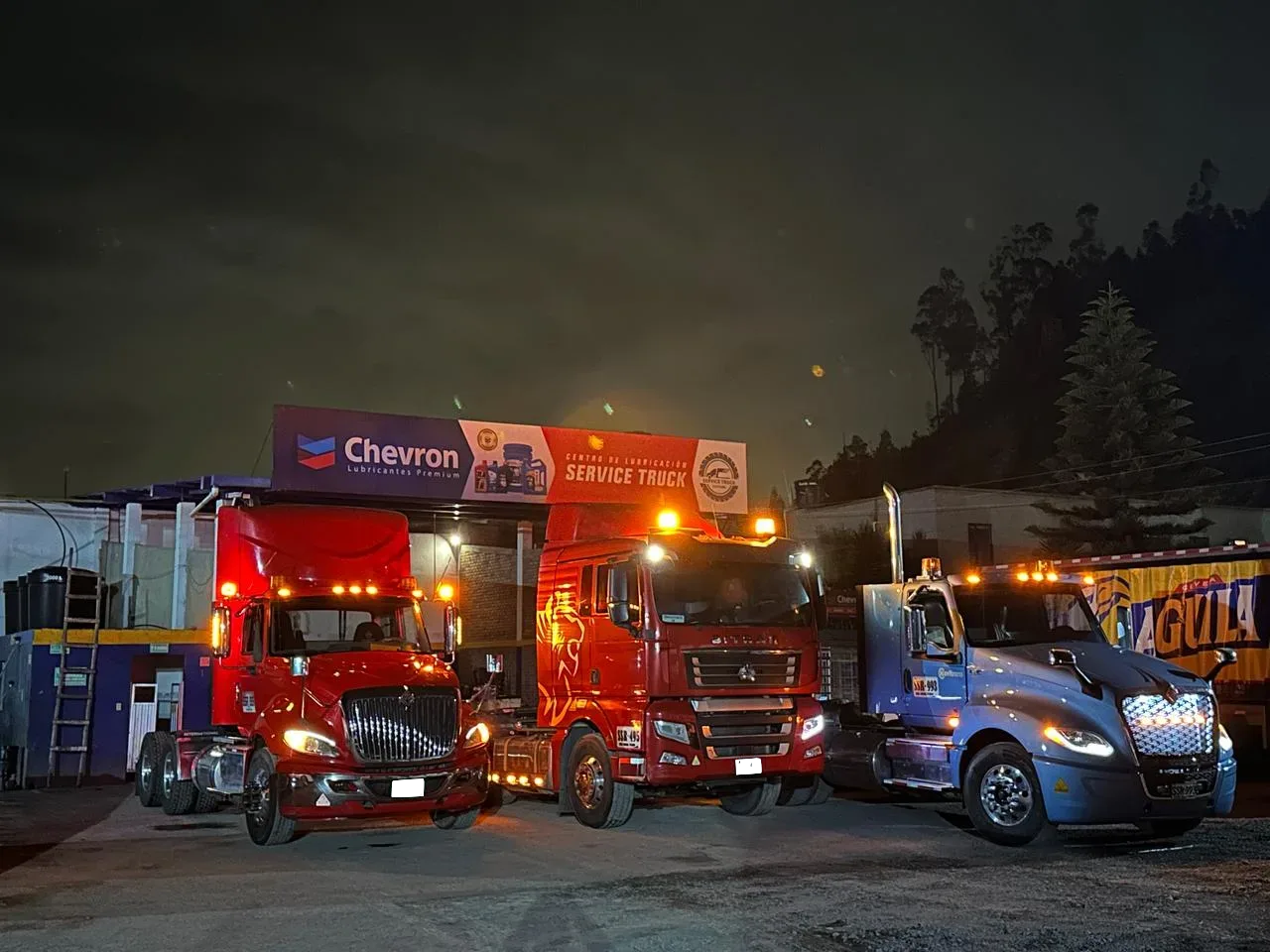 Instalaciones Service Truck Duitama de noche con camiones — Centro de Lubricación Chevron